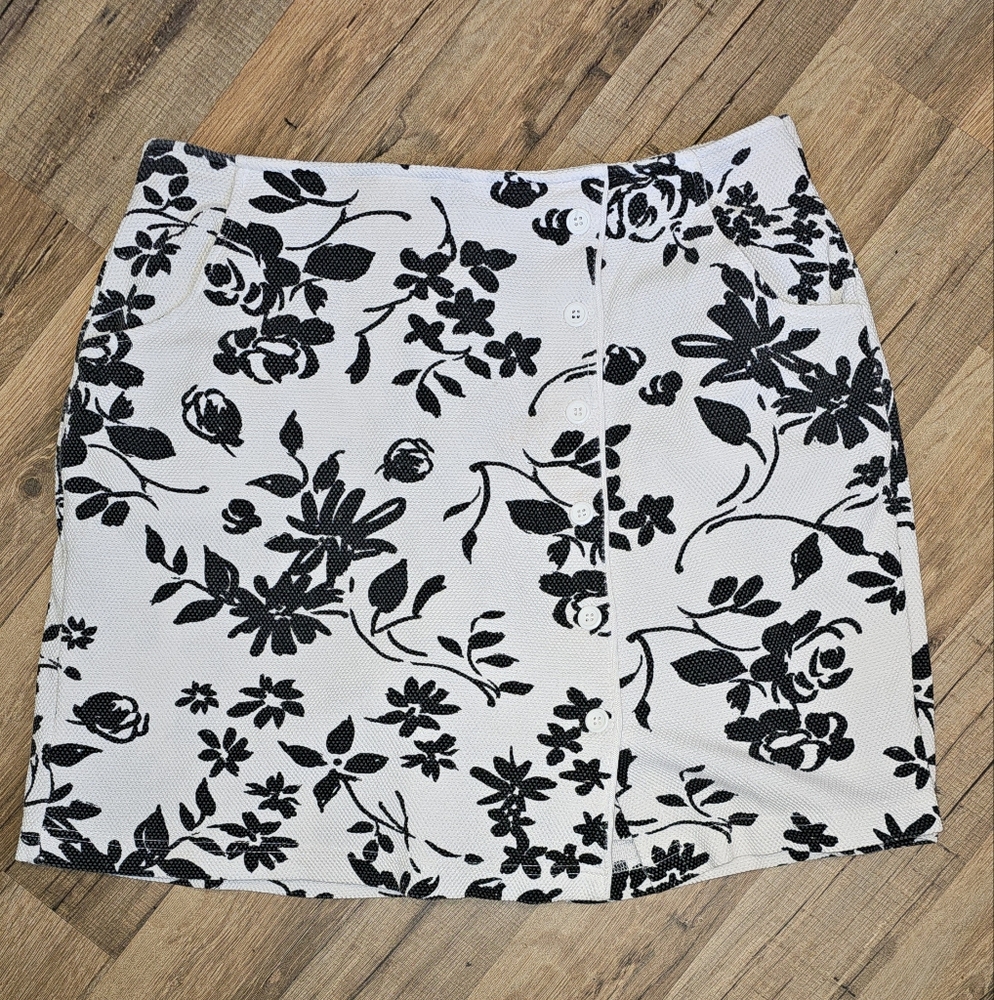 Dressbarn White And Black Floral Button Detail Skort Size Large
